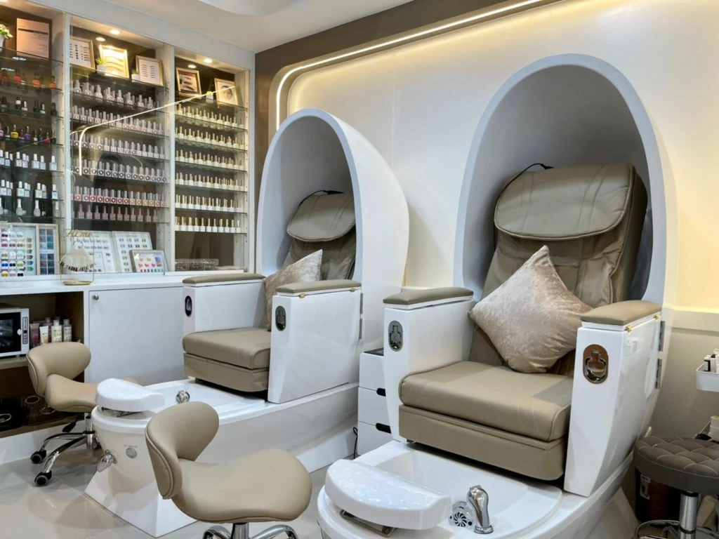 Reclining foot-massage chairs inside a Soi 6 shop near Siam Paragon, a massage in Siam Bangkok option reached from BTS Siam exit 6